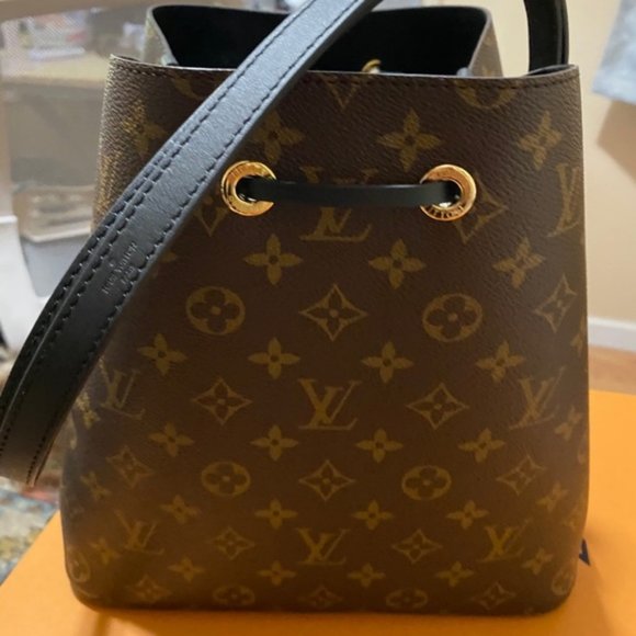 Authentic Louis Vuitton Neo Noe in Noir - Picture 4 of 14